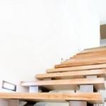 Обшивка лестницы деревом: выбор материала и технология проведения отделочных работ Металлический каркас лестницы чем отделать